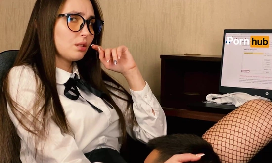 Секретарша заставляет начальника лизать свою пизденку, когда жена ждет его дома