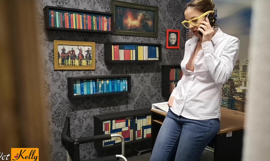 Начальник склонил секретаршу к минету и обкончал ее соблазнительную грудь