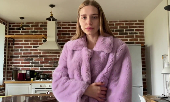 Милая нимфоманка в меховой шубке скачет на большом члене без остановок и даёт в позе рачком