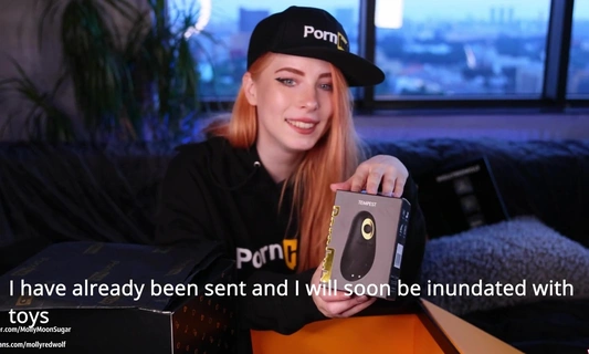 Рыжеволосая русская звезда Pornhub распаковала подарки от сайта и на радостях отсосала большой член друга
