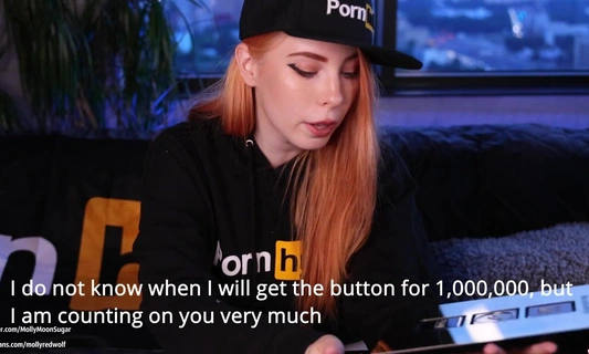 Рыжеволосая русская звезда Pornhub распаковала подарки от сайта и на радостях отсосала большой член друга