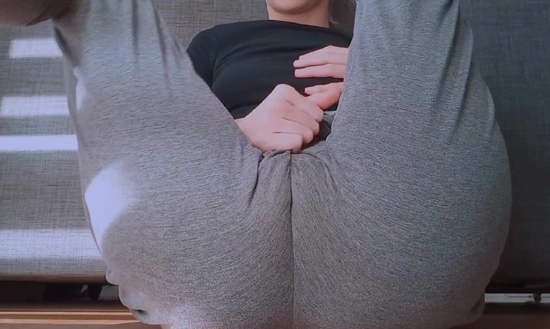 Красотка снимает штаны и показывает дырочки крупным планом